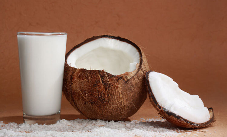 Bebidas que no tienen lactosa como la leche de coco
