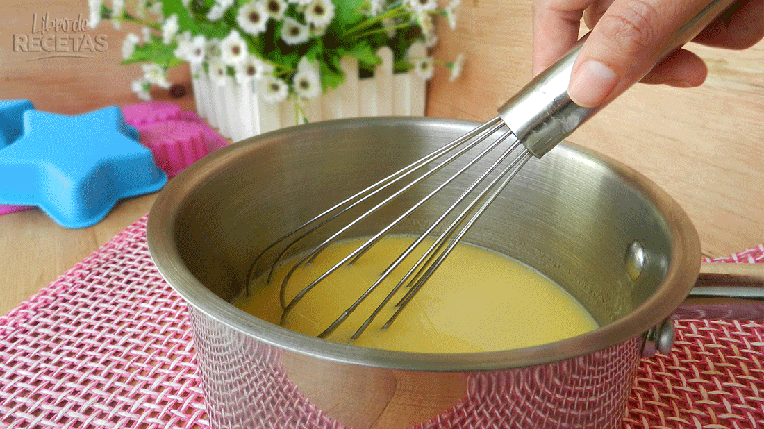 Paso 1 Panna-cotta con mermelada de durazno