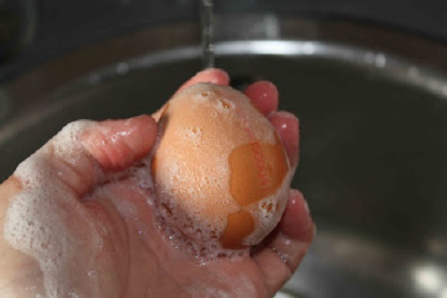 Lavar los huevos antes de consumir