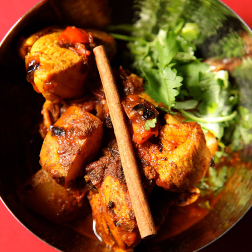 Pollo al curry con nueces de la India