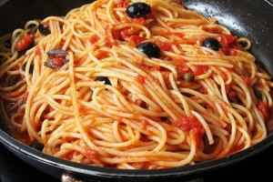 Espaguetis a la Puttanesca 