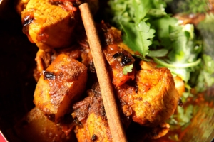 Pollo al curry con nueces de la India